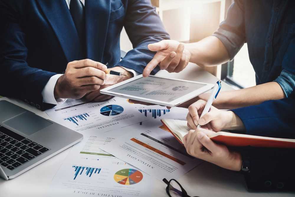 toronto-accountants-discussing-business-numbers toronto-accountants-discussing-business-numbers